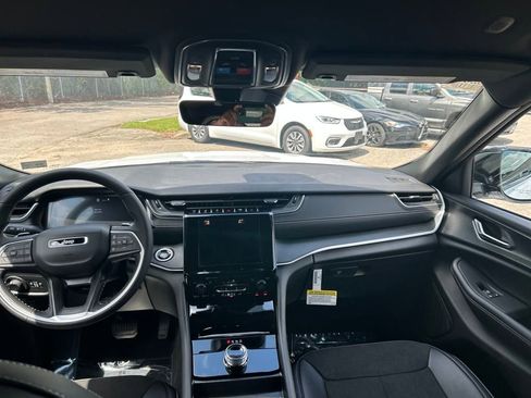 New 2025 Jeep Grand Cherokee Altitude image 20