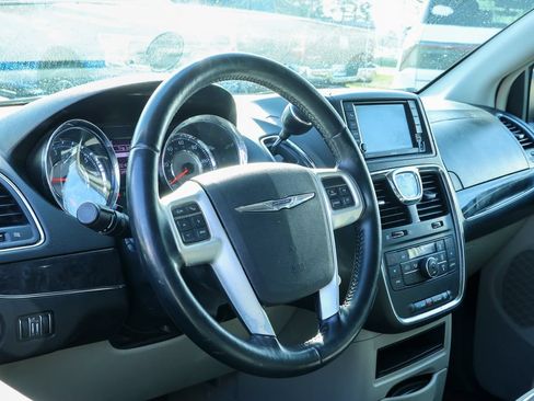 Used 2014 Chrysler Town & Country Touring FWD image 29