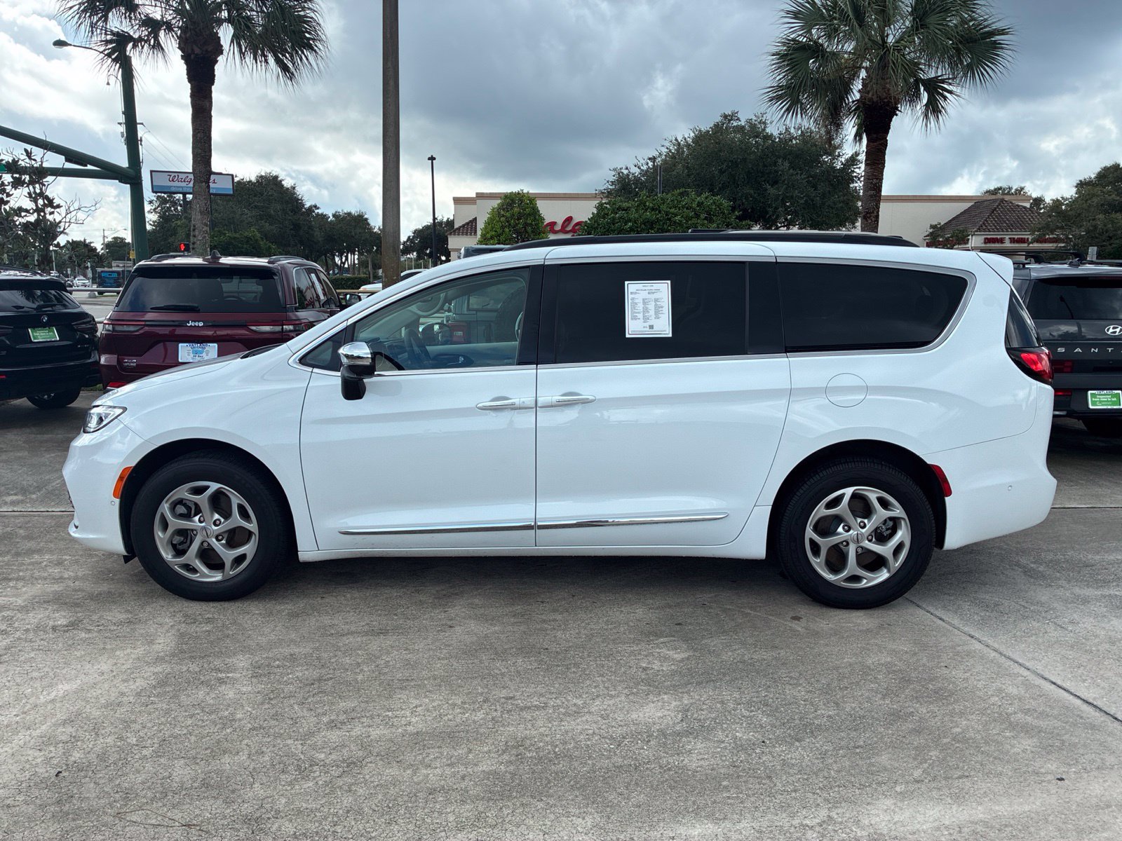 Certified 2023 Chrysler Pacifica Limited AWD/4WD image 2
