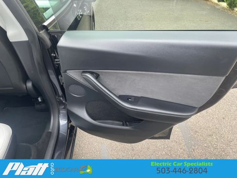 Used 2024 Tesla Model Y Long Range AWD/4WD image 46