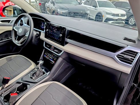 Used 2025 Volkswagen Taos SE image 9