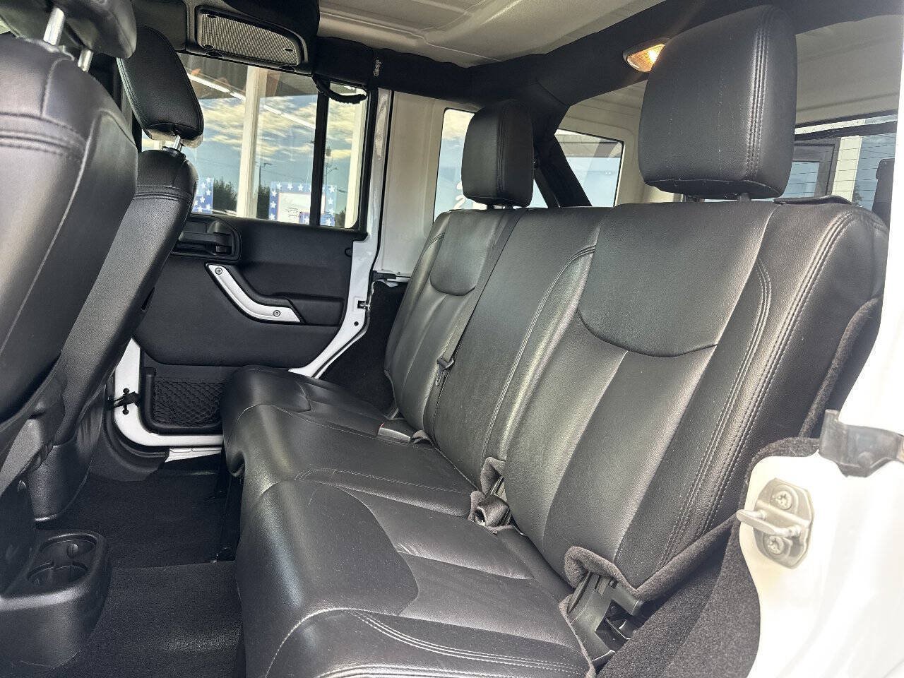 Used 2016 Jeep Wrangler Unlimited Sahara w/ Connectivity Group AWD/4WD image 25