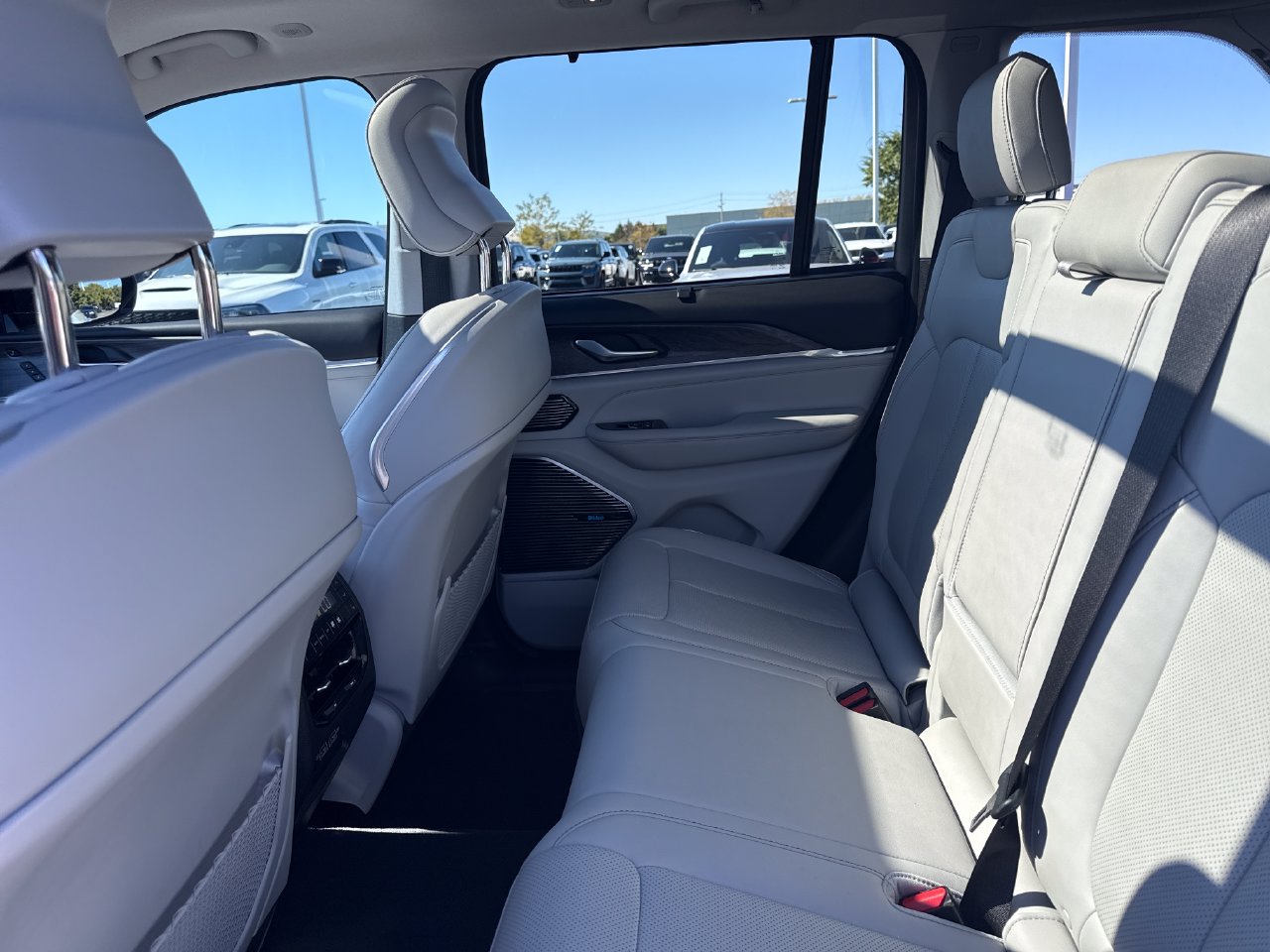 Used 2023 Jeep Grand Cherokee Overland w/ Luxury Tech Group IV AWD/4WD image 14