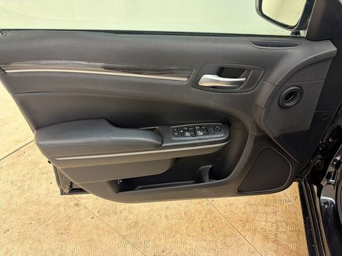 Used 2020 Chrysler 300 Touring RWD image 13