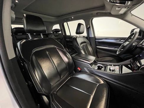 Used 2024 Jeep Grand Cherokee Limited image 9