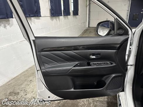 Used 2018 Mitsubishi Outlander SEL AWD/4WD image 19