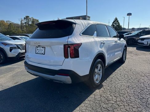Certified 2024 Kia Sorento LX image 3