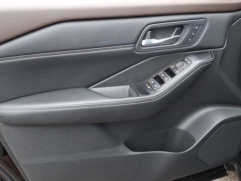 Used 2023 Nissan Rogue SL AWD/4WD image 12