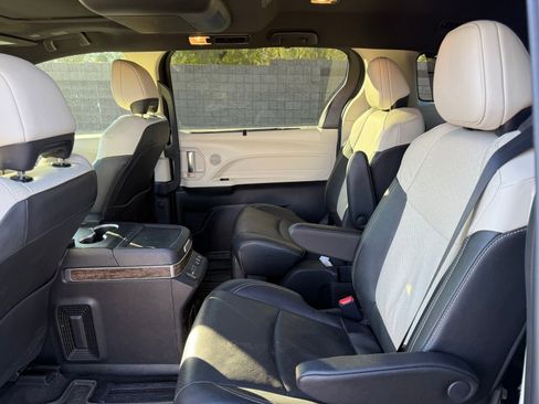 Used 2025 Toyota Sienna Platinum image 11