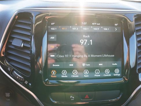 Used 2020 Jeep Cherokee Limited image 5