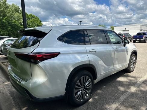 Used 2020 Toyota Highlander Platinum AWD/4WD image 2