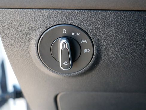 Certified 2025 Volkswagen Taos SE image 24