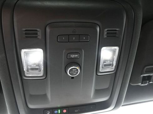 Used 2022 Chevrolet Suburban Z71 image 37