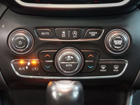 Used 2019 Jeep Cherokee Limited AWD/4WD image 23