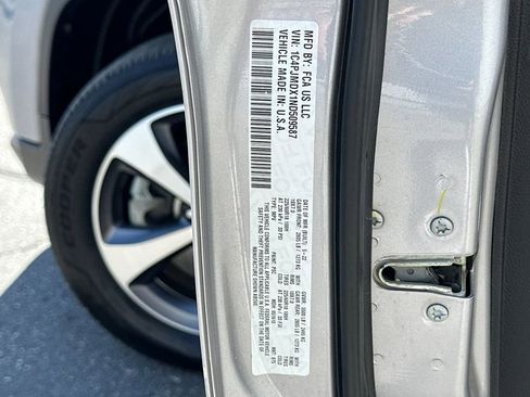 Used 2022 Jeep Cherokee Limited w/ Mopar Interior Package image 28