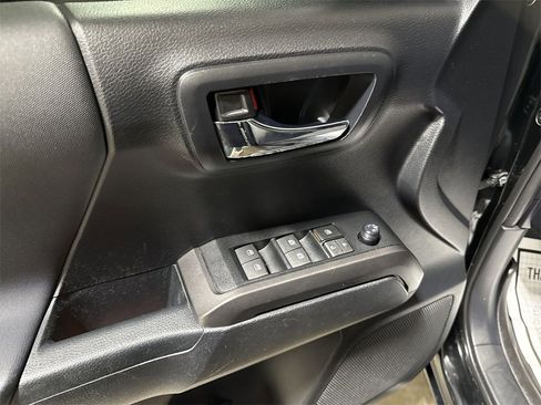 Used 2019 Toyota Tacoma TRD Off-Road image 21