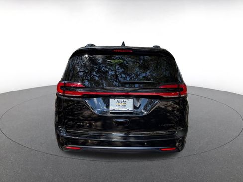 Used 2025 Chrysler Pacifica Limited FWD image 6