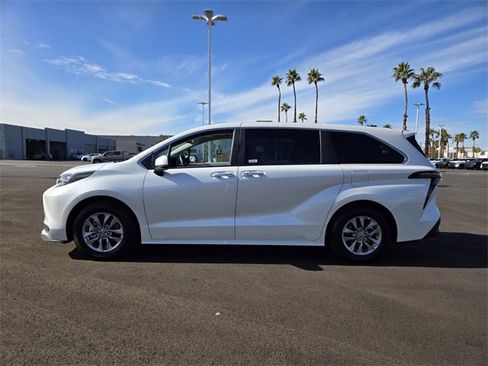 Used 2025 Toyota Sienna XLE image 7