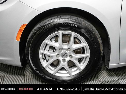 Used 2024 Chrysler Pacifica Touring-L FWD image 37