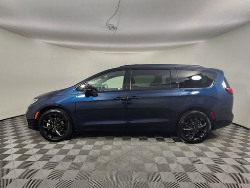 Used 2025 Chrysler Pacifica Limited AWD/4WD image 2