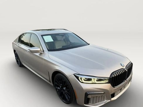 Used 2022 BMW 740i w/ Luxury Rear Seating Package RWD image 3