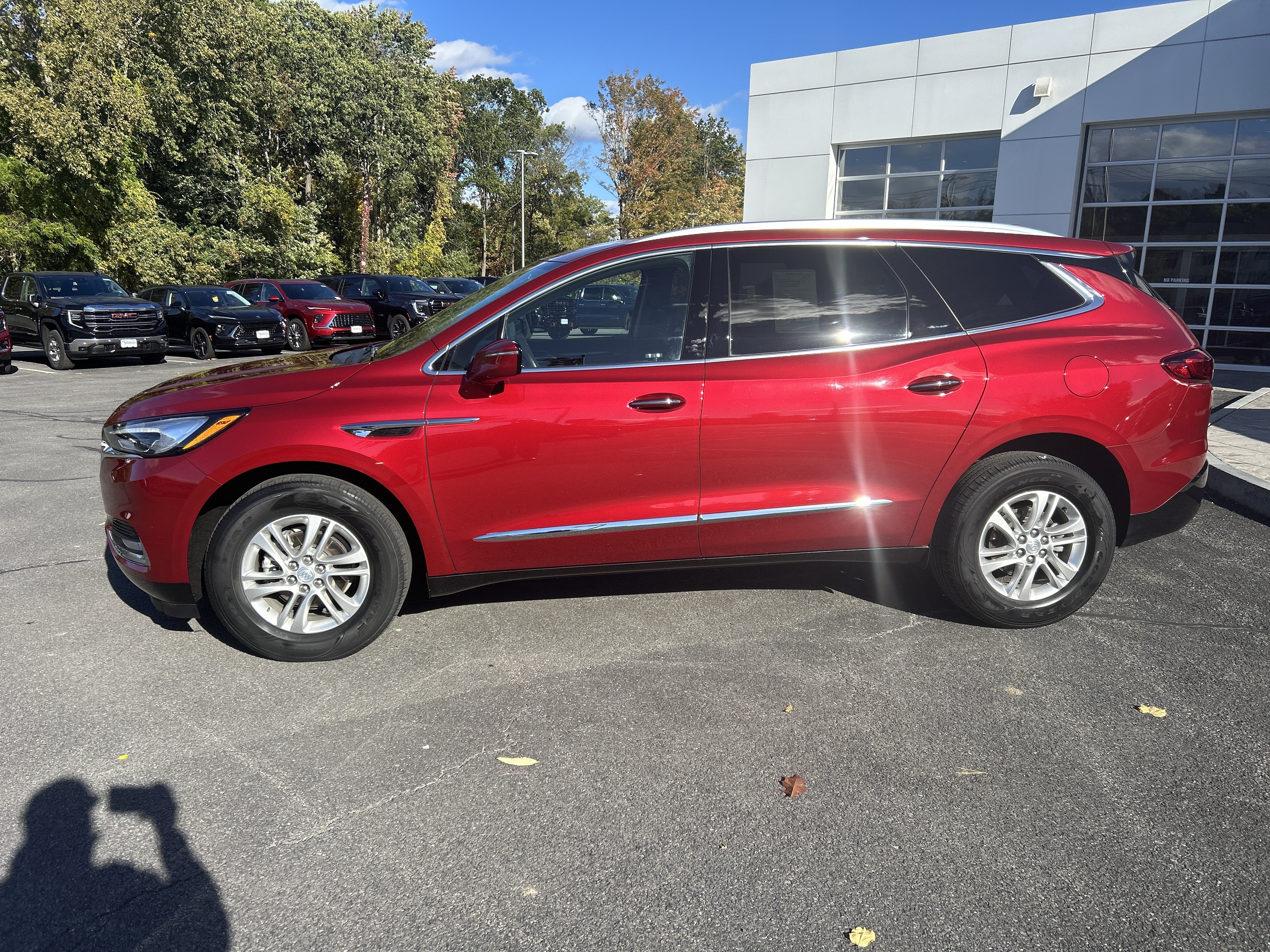 Used 2021 Buick Enclave Essence w/ Sound and Sites Package AWD/4WD image 2