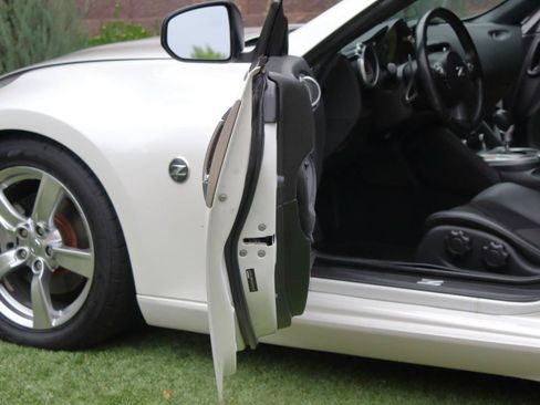 Used 2009 Nissan 370Z Touring RWD image 41