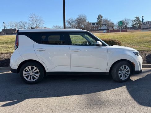 Used 2023 Kia Soul LX image 6