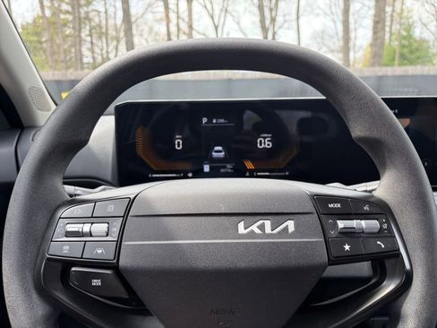 Used 2025 Kia K4 LXS image 27