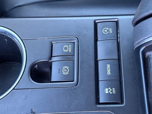 Used 2021 Toyota Highlander XLE FWD image 30