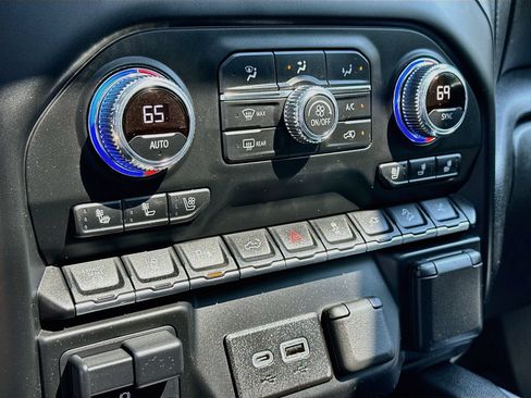 Used 2022 GMC Sierra 3500 Denali AWD/4WD image 16