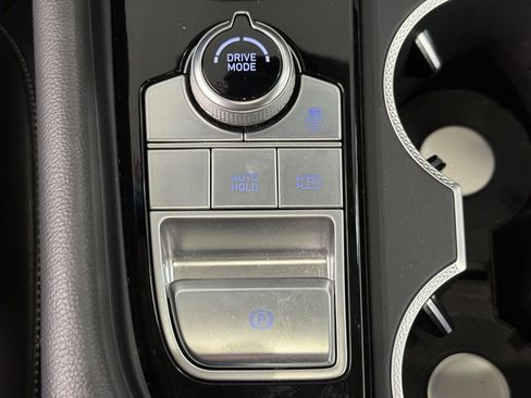 Used 2025 Genesis G70 2.5T image 25