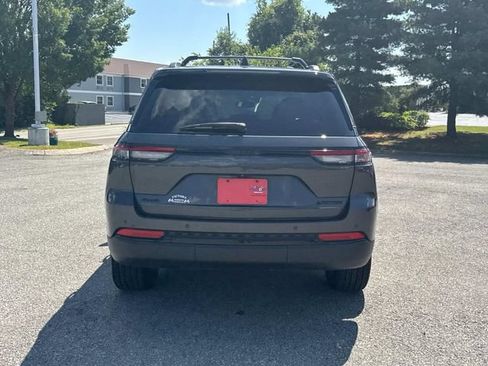 Used 2023 Jeep Grand Cherokee Limited w/ Black Appearance Package AWD/4WD image 6