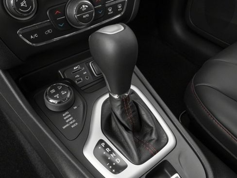 Used 2017 Jeep Cherokee Trailhawk w/ Cold Weather Group image 10