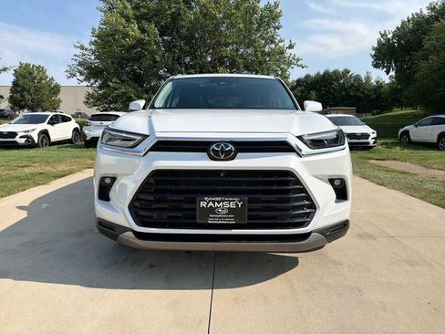Used 2025 Toyota Grand Highlander AWD image 9