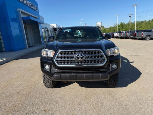 Used 2017 Toyota Tacoma TRD Off-Road w/ Premium & Technology Package AWD/4WD image 9