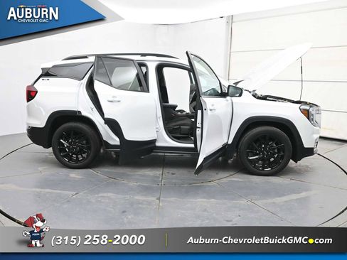 Used 2024 GMC Terrain SLE w/ Driver Convenience Package image 39