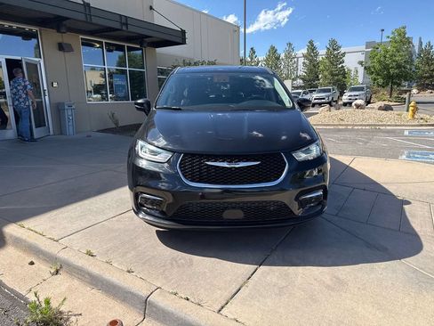 Used 2022 Chrysler Pacifica Touring-L w/ Uconnect Theater Family Group FWD image 3