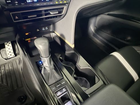 Used 2025 Toyota Camry SE w/ Convenience Package FWD image 25