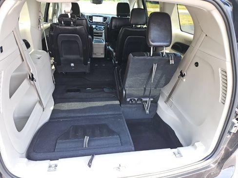 Used 2024 Chrysler Pacifica Touring-L FWD image 26