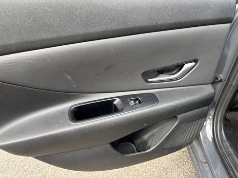 Used 2023 Hyundai Elantra Limited w/ Preferred Accessory Package FWD image 8