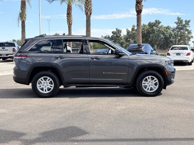 Used 2022 Jeep Grand Cherokee Laredo w/ Luxury Tech Group I AWD/4WD image 5