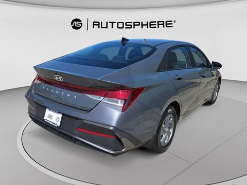 Used 2024 Hyundai Elantra SE FWD image 9