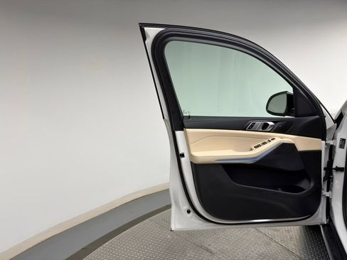 Used 2022 BMW X5 xDrive40i w/ Parking Assistance Package image 8