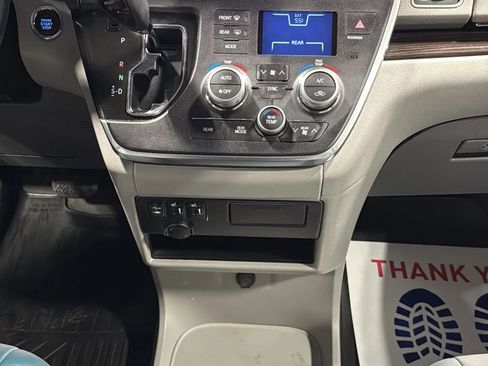 Used 2017 Toyota Sienna XLE w/ XLE Navigation Package image 20