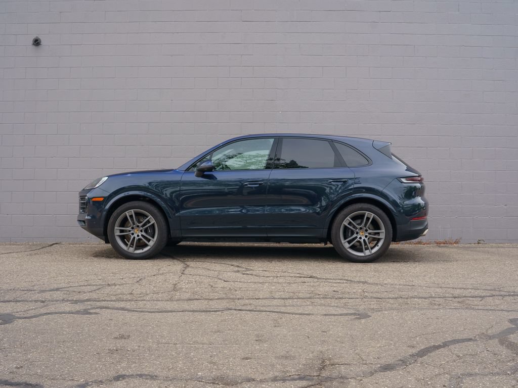 Used 2024 Porsche Cayenne AWD/4WD image 2