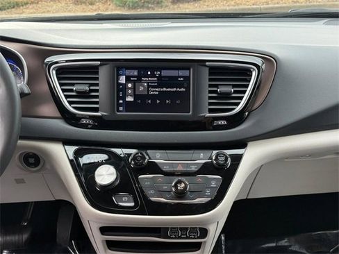 Used 2023 Chrysler Voyager LX image 14