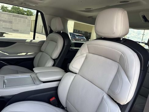 New 2026 Lincoln Navigator Reserve AWD/4WD image 16