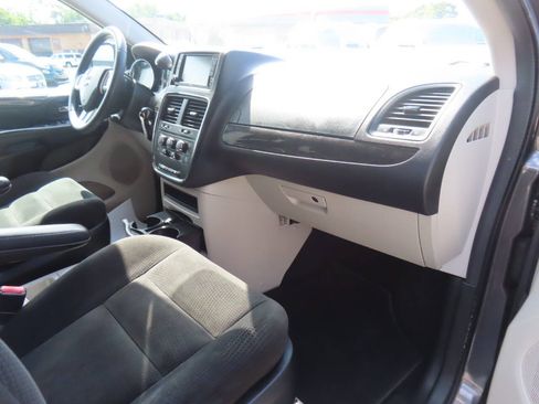 Used 2016 Dodge Grand Caravan SXT w/ Quick Order Package 29G SXT FWD image 17