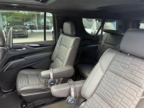 Certified 2024 Cadillac Escalade ESV V AWD/4WD image 22